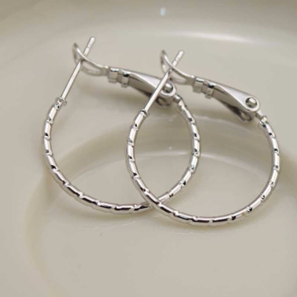 18k White Gold Carved Hoop Earrings 20mm .78" - Picture 2 of 4